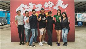導演鄭芬芬（右3）率做工影集版原班人馬薛仕凌（左起）、游安順、柯叔元、李銘順、曾珮瑜、苗可麗拍《做工的人 電影版》。（大慕影藝提供）