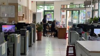 確診警察隔離淪人球　被迫「睡公園」