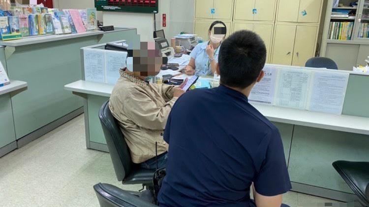 阿伯戀溫柔戰地軍醫　剛掏積蓄就失戀