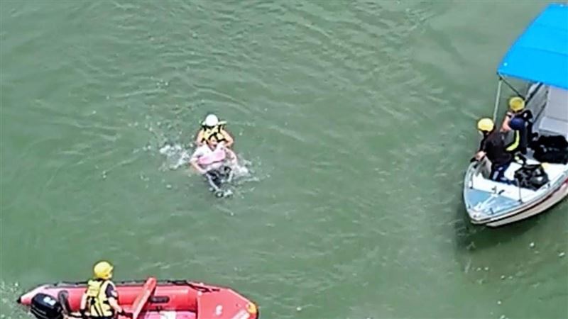 工人被辭退關渡橋落水　消防下艇救援