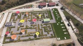 ▲地下化的萬代橋水質淨化場，上方闢建為綠籬迷宮，開放民眾使用。