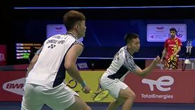 李洋在進攻時手滑，不慎把球拍骰甩飛，第一時間趕緊用手回擊。（圖／擷取自BWF官網）