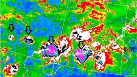 梅雨對流胞驚現排隊！鄭明典1圖示警（圖／翻攝自鄭明典臉書）