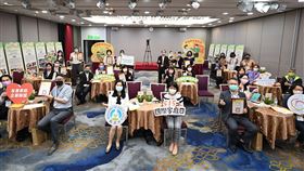 教育部長官、教授、各縣市企業夥伴及中心夥伴合影