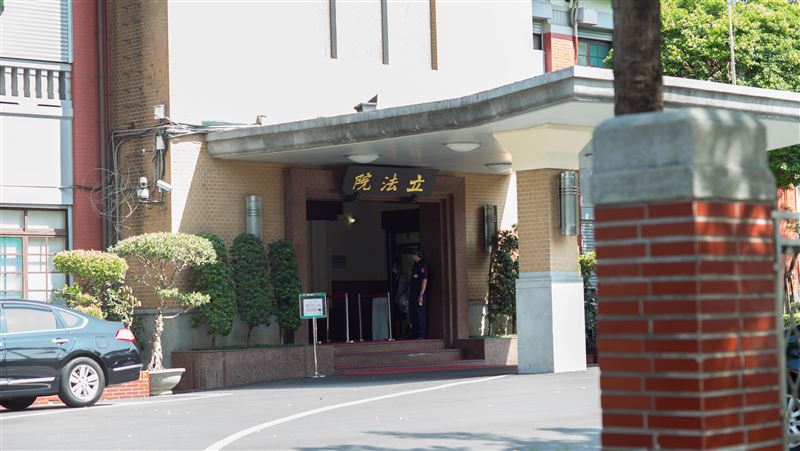 立院2委員會成「疫情重災區」影響曝