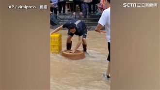 淹水好開心？他把街道當溪流捕魚