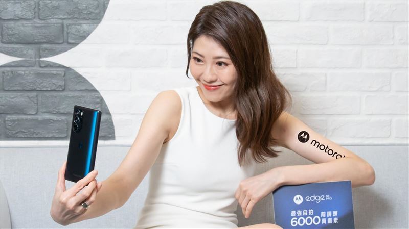 超能拍Moto edge 30登台
