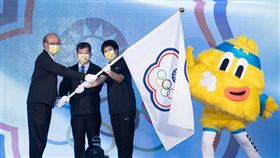 2022世界中學生運動會代表團授旗2022年世界中學生運動會代表團授旗典禮12日在體育聯合辦公大樓1樓廣場舉行，由教育部次長林騰蛟（左）授旗，期許選手們突破自我再創佳績，為國爭光。中央社記者謝佳璋攝  111年5月12日