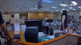 男求職被押辦帳戶　向行員遞紙條求救