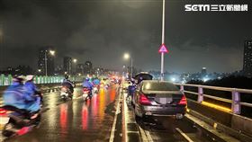 新北市福和橋發生轎車誤闖機車道還追撞2機車事故。（圖／翻攝畫面）