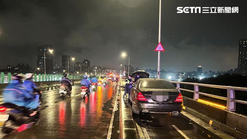 轎車闖機車道卡死　2騎士遭撞倒送醫