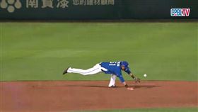 富邦悍將游擊手于森旭守備發生失誤。（圖／擷取自CPBL TV）