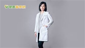 李士虹醫師呼籲，治療玫瑰斑除了透過口服、外用藥物之外，平時應避免熬夜、日曬、去角質、飲酒、食用辛辣與咖啡因食品來防止玫瑰斑惡化，保養方面應溫和簡單，清潔臉部以冷水沖洗，避免溫熱水刺激肌膚，減少破壞皮膚角質層不做去角質，建立正確的生活飲食與保養習慣，可有效降低及預防玫瑰斑發生。