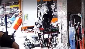 貨運司機,送貨,油桶,打臉,（圖／翻攝自爆料公社）