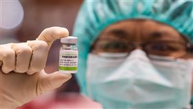 台北車站接種站提供高端疫苗接種針對中央第21期預約平台剩餘的高端疫苗，台北市政府規劃7至11日於指定地點提供現場掛號接種服務，其中台北車站接種站7日至9日下午皆可施打，每日名額逾千人次。中央社記者鄭清元攝  111年2月8日