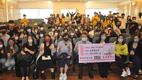 ▲三立集團捐贈菁英獎學金十萬元，由醒吾科大校長陳義文(右四)代表接受，三立資深副總王淑娟(右三)期待第三屆醒吾三立影視學院培育更多影視人才。（圖／主辦單位提供）