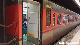板橋站/自強號/火車/台鐵(記者陳弋攝影)