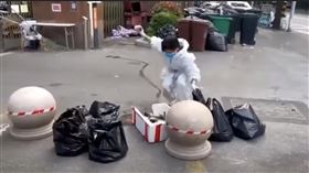 上海志工當街摔死魚。（圖／翻攝自YouTube）