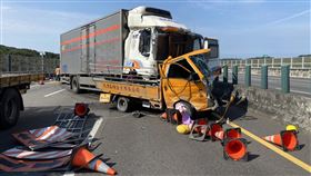 運快篩劑貨車國道車禍  2死3傷一輛載運5萬劑快篩劑的大貨車6日下午行經國道3號苗栗西湖路段，連續追撞前方2輛高公局委外施工的小貨車，事故共造成2工人死亡、3人受傷，詳細肇事原因仍待釐清，後續將依涉業務過失致死罪嫌偵辦。（民眾提供）中央社記者管瑞平傳真  111年5月6日
