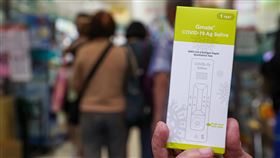 食藥署核准首款唾液快篩開賣（3）衛福部食藥署日前核准首款家用唾液快篩試劑「福吉美家用新型冠狀病毒唾液抗原快速檢驗套組」進口來台銷售，12日在部分藥局通路開賣，由於使用唾液快篩可免去鼻腔採樣的不適感，因而吸引不少民眾排隊購買。中央社記者鄭清元攝  111年5月12日