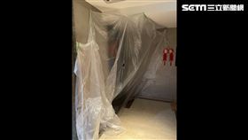 台中市南屯區社區住戶確診，管委會竟塑膠布封家門。（圖／民眾提供）