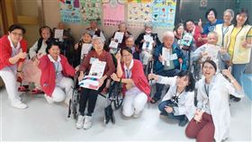 邱綉玲護理督導（前排右3）帶領團體活動，相互鼓勵，成為最佳的加油應援團。（圖／無疫情時拍攝，長庚醫院提供）