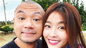 小嫻（右）和金剛（左）分手。（圖／翻攝自金剛臉書）