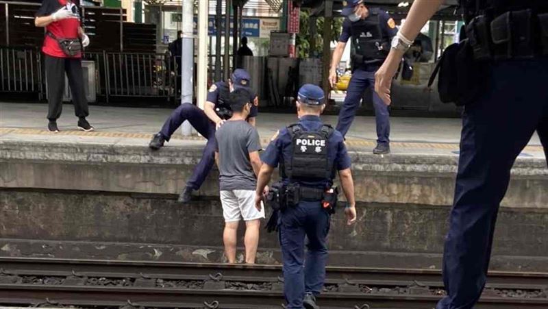 台南男跟同事吵架　怒衝車站跳軌挨罰