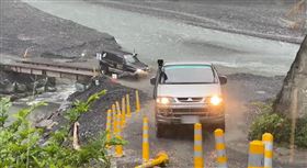 梅雨鋒面，暴漲溪水，孫海橋，鋼便橋，台電拆除(圖／翻攝畫面)
