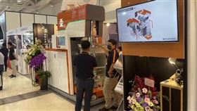 亞炬和台灣AI新創Profet AI（杰倫智能）開展合作，在「2022高雄自動化工業展與高雄國際儀器化工展」分享落地應用「攪拌機械設備」，和參觀者解說。（圖：Profet AI 提供）