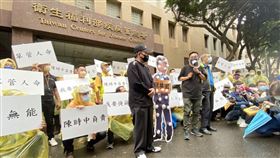 近百名計程車司機下午齊聚衛福部疾管署前抗議，要求衛福部給免費快篩試劑給司機，保障司機及消費者安全。（圖／記者簡浩正攝影）