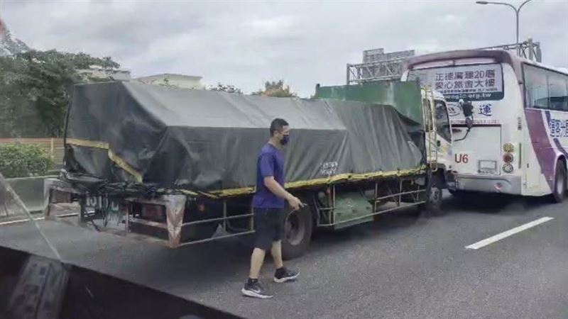 國1大貨車追撞客運　後方車輛急閃