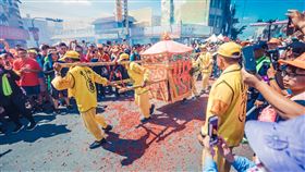 ▲白沙屯媽祖、山邊媽祖共乘粉紅超跑。（圖／小瑋風城授權使用）