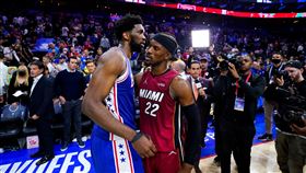 ▲巴特勒（Jimmy Butler）和恩比德（Joel Embiid）賽後互相擁抱。（圖／美聯社／達志影像）
