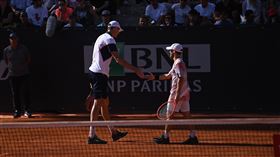 ▲史瓦茲曼（Diego Schwartzman）在羅馬大師賽合拍伊斯納（John Isner），兩人組成最萌身高差組合。（圖／翻攝自Internazionali Bnl推特）