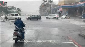 梅雨鋒面報到，下雨，暴雨（圖／翻攝畫面）