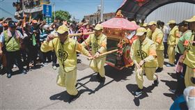 ▲白沙屯媽祖、山邊媽祖，兩位共乘粉紅超跑往北港進香。（圖／寶島神很大）