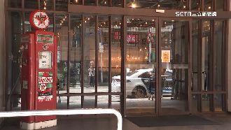 「警犬坐下！」失控男2度辱警遭上銬