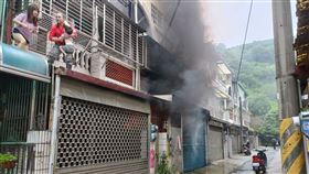 苗栗市高苗里松園社區，透天厝民宅起火，勇伯爬上1樓遮光罩救母子 (圖／翻攝畫面)