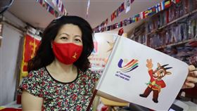 越南商家搶東運會商機第31屆東南亞運動會在越南舉行，商家們推出周邊商品盼拉抬業績。圖為商家所推出印有本屆東運會吉祥物中南大羚的小旗幟。中央社記者陳家倫河內攝  111年5月13日