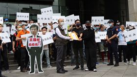 近百名計程車小黃司機今日下午至疾管署、交通部抗議，交通部派員出面接受陳情書。（圖／記者簡浩正攝影、北市計程車駕駛員職業工會提供）