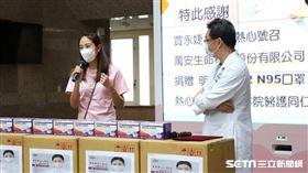  賈永婕捐口罩給內湖三軍總醫院。（圖／萬安生命提供）
