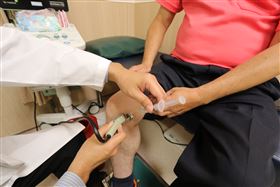 老翁右膝卡卡　取自血液細胞神奇修復（圖／翻攝畫面）