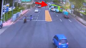 桃園客運,暴衝,家樂福,停車場（圖／翻攝畫面）