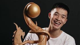 新銳木雕師官致佑打造T1冠軍獎盃新銳木雕師官致佑（圖）曾是高中籃球聯賽（HBL）冠軍隊能仁家商的一員，他的父親官小欽是台灣木雕界占有一席之地的雕龍大師，高中畢業後，官致佑承接父親衣缽，今年受台灣運彩xT1聯盟邀約，費時3個月打造聯盟總冠軍獎盃。（台灣運彩xT1聯盟提供）中央社記者龍柏安傳真  111年5月13日