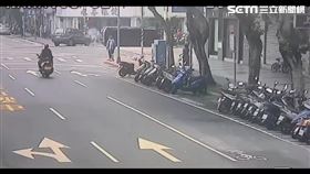 北市薛男駕駛休旅車違規左轉遭撞後翻覆。（圖／翻攝畫面）