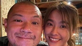 小嫻（右）會幫忙金剛（左）賣雞翅。（圖／翻攝自金剛臉書）