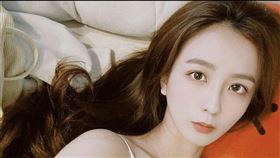 周曉涵曬出慵懶床照。（圖／翻攝自周曉涵IG）