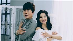 金曲歌王洪榮宏和歌手妻子張瀞云。（圖／翻攝自臉書）