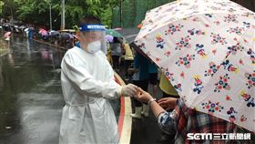 新／松山慈惠堂「免費發快篩」！雨中超狂人潮排數公里（圖／網友授權提供）